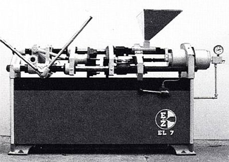  Erste Kunststoffspritzgussmaschine