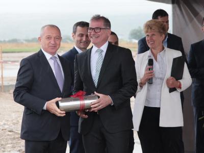 Mr. Yildiz (CEO odeloFarba Group) present the opening gift to Mr. Ahmet Bayraktar (President & Chairman odeloFarba Group)