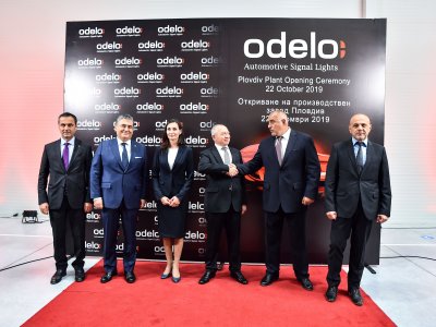 巴拉克塔和鲍里索夫之间握手– Huseyin Ergani（土耳其驻普罗夫迪夫总领事），Hasan Ulusoy（土耳其驻保加利亚大使），Maria Belcheva（库克伦市长），巴拉克塔（欧德亮集团执行委员会主席），鲍里索夫（总理）和Tomislav Donchev（副总理）；